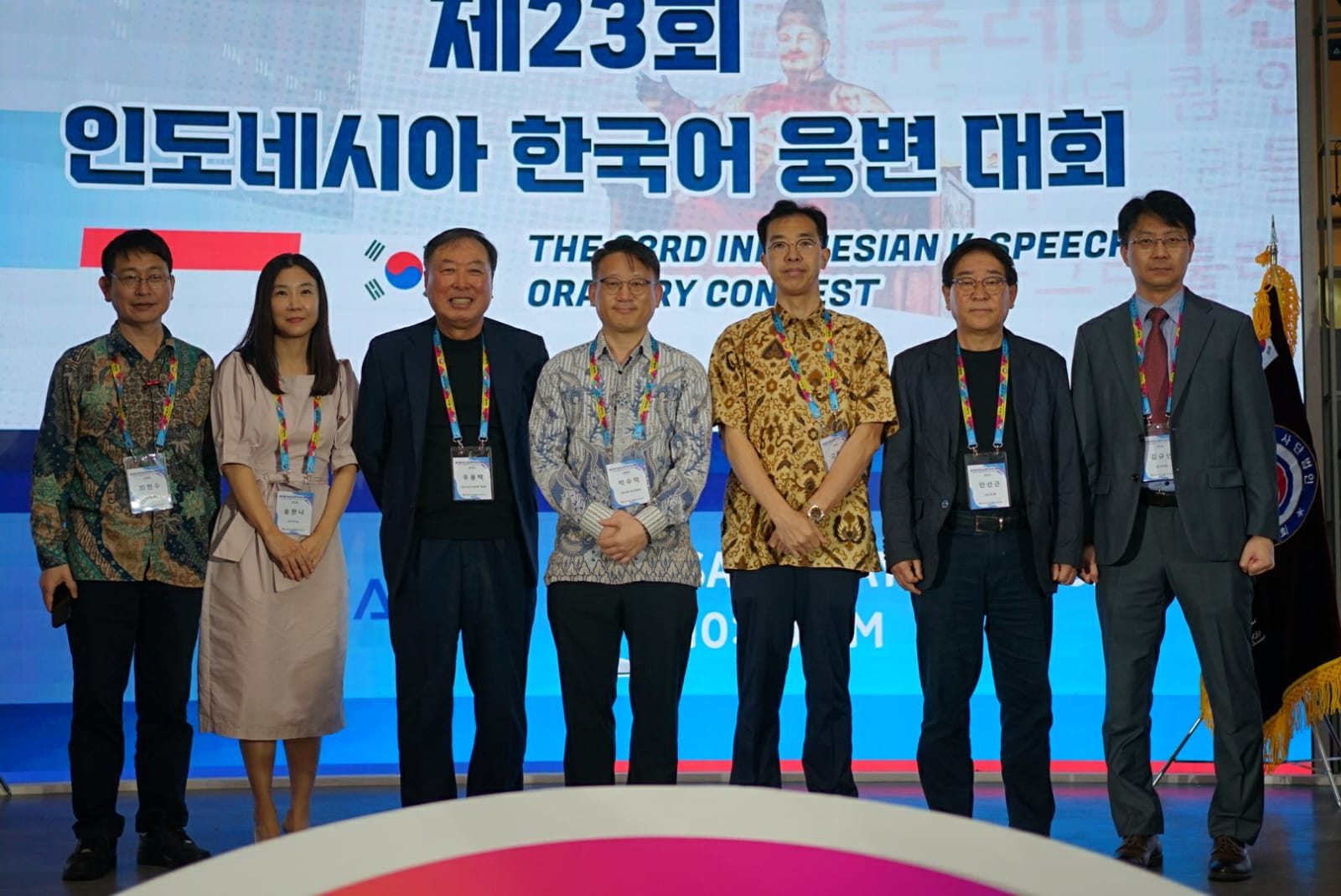 Foto grup pelajar pertukaran di depan spanduk acara Korea Selatan