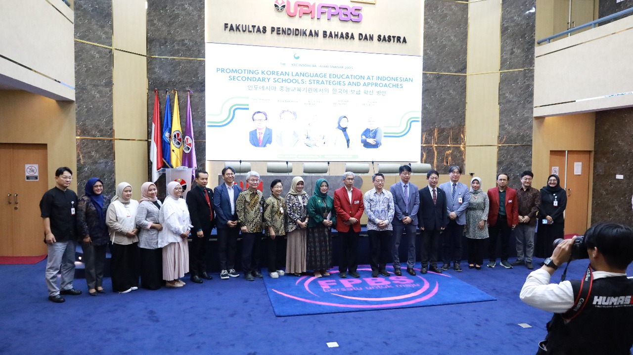 Group photo of Indonesian and South Korean students exchange event