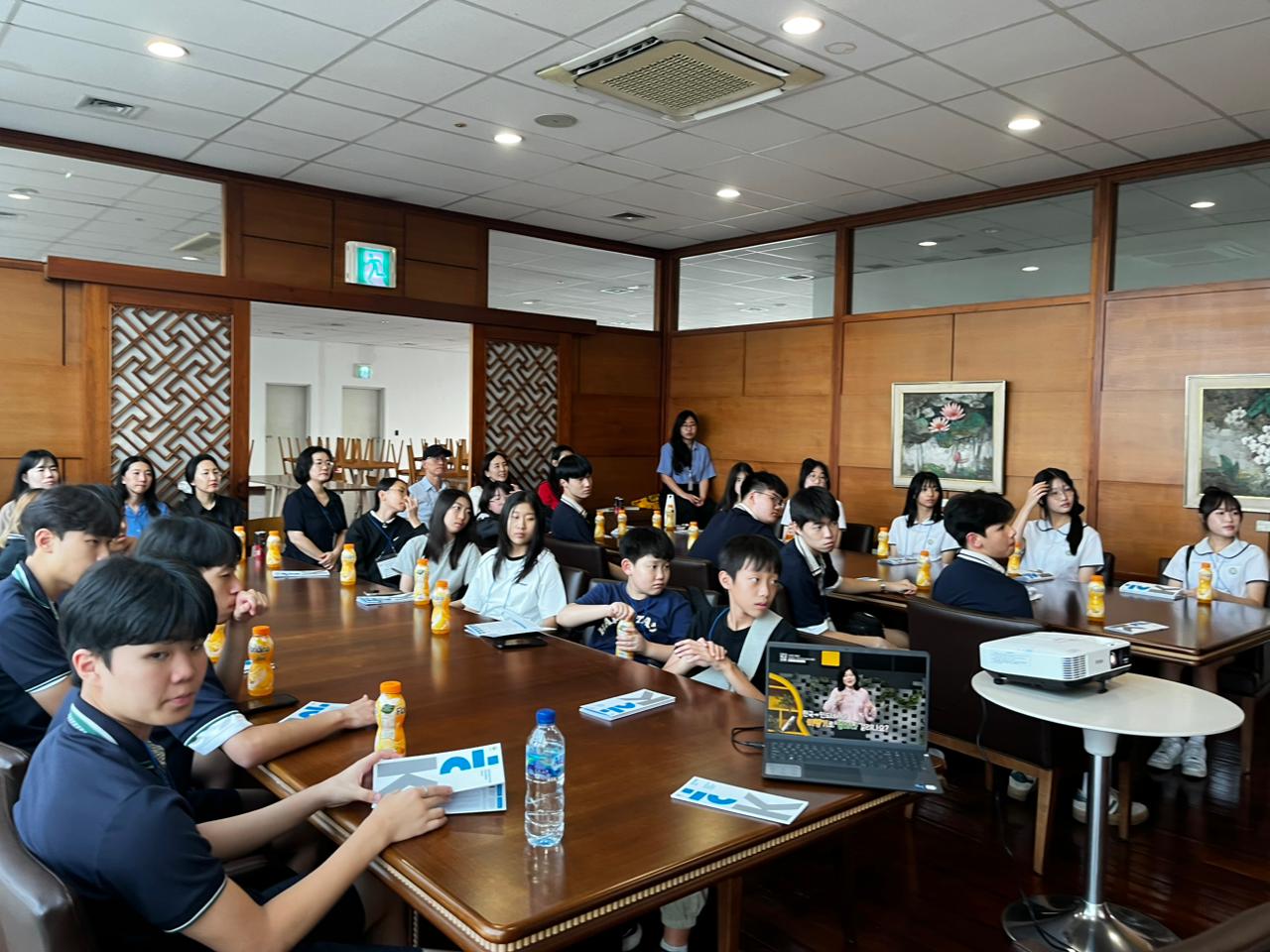 Foto grup pelajar pertukaran di depan spanduk acara Korea Selatan