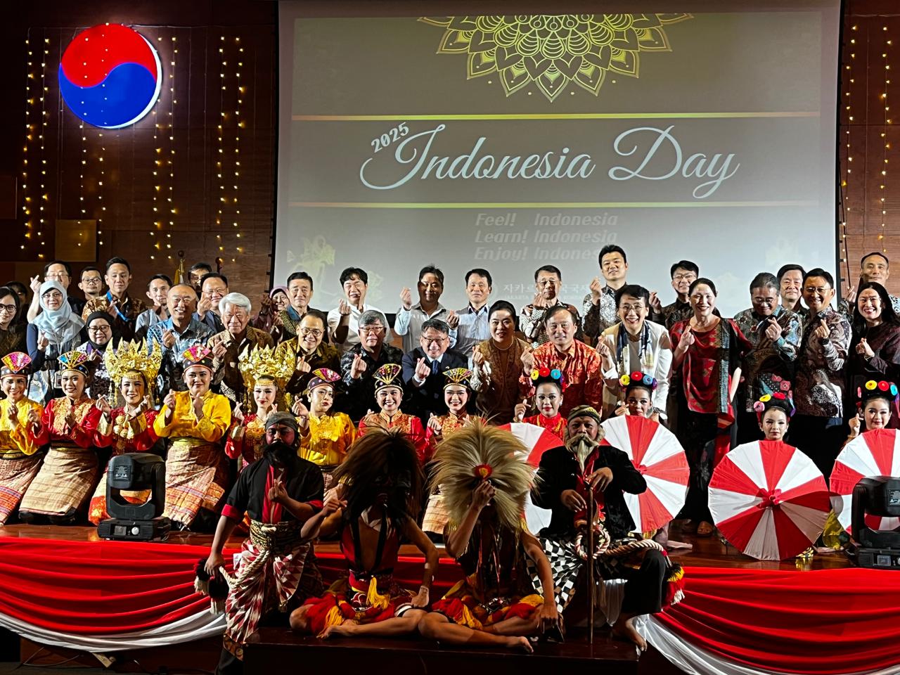 Group photo of Indonesian and South Korean students exchange event