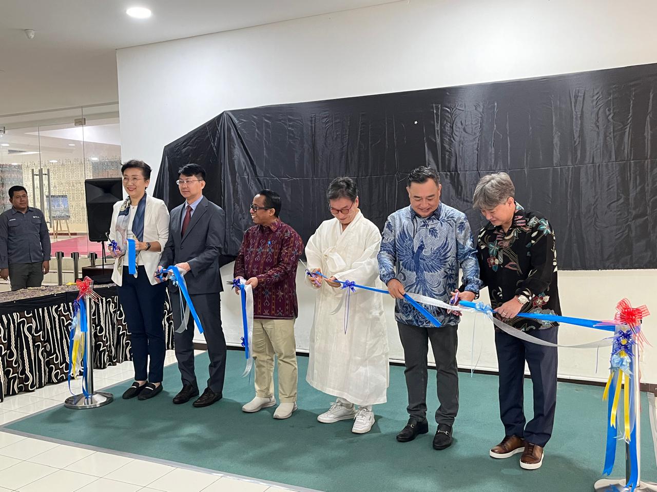 Foto grup pelajar pertukaran di depan spanduk acara Korea Selatan