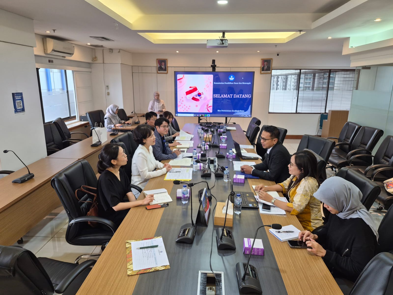 Foto grup pelajar pertukaran di depan spanduk acara Korea Selatan