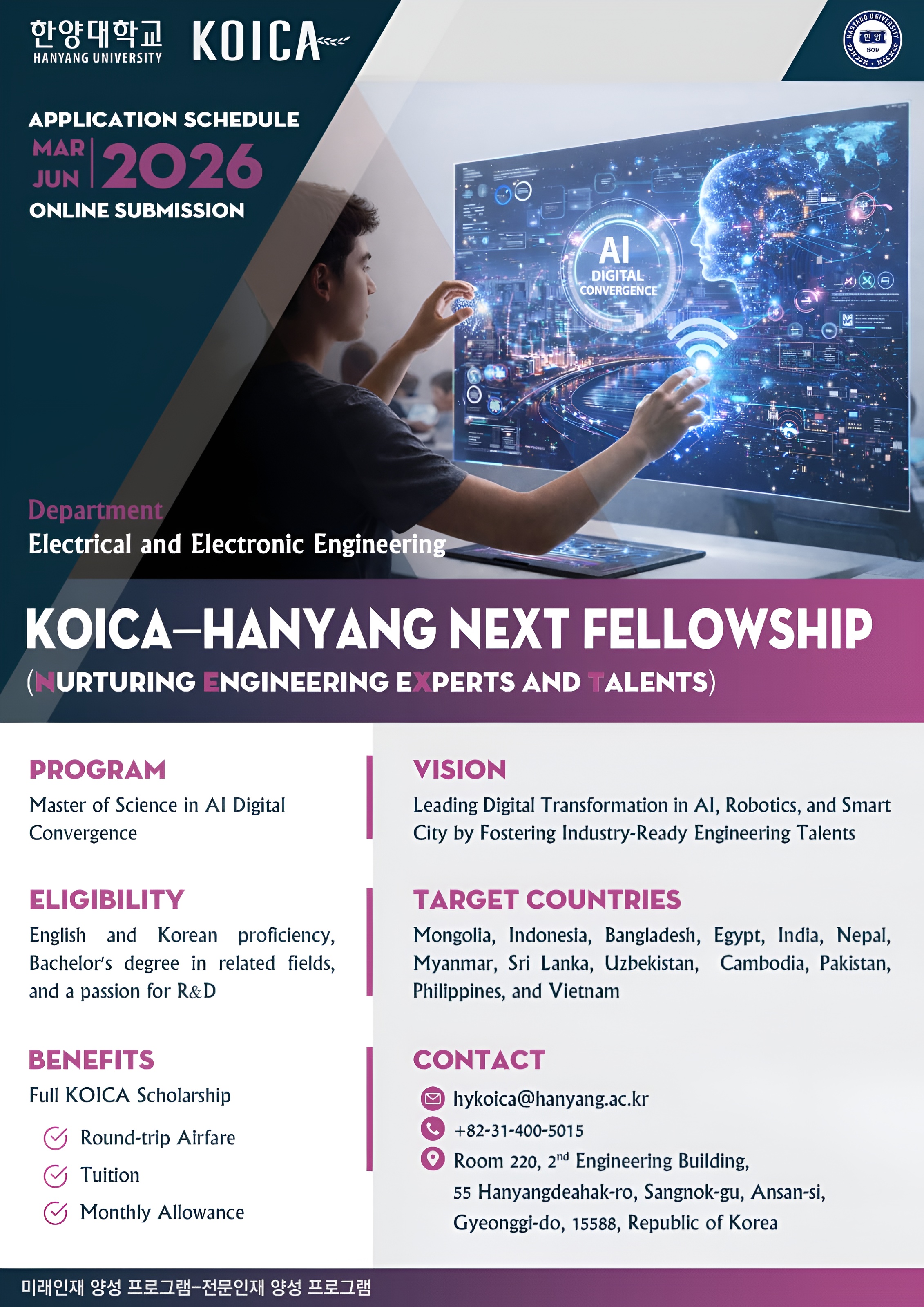 Seorang wanita muda duduk di depan laptop dan menulis di buku catatan