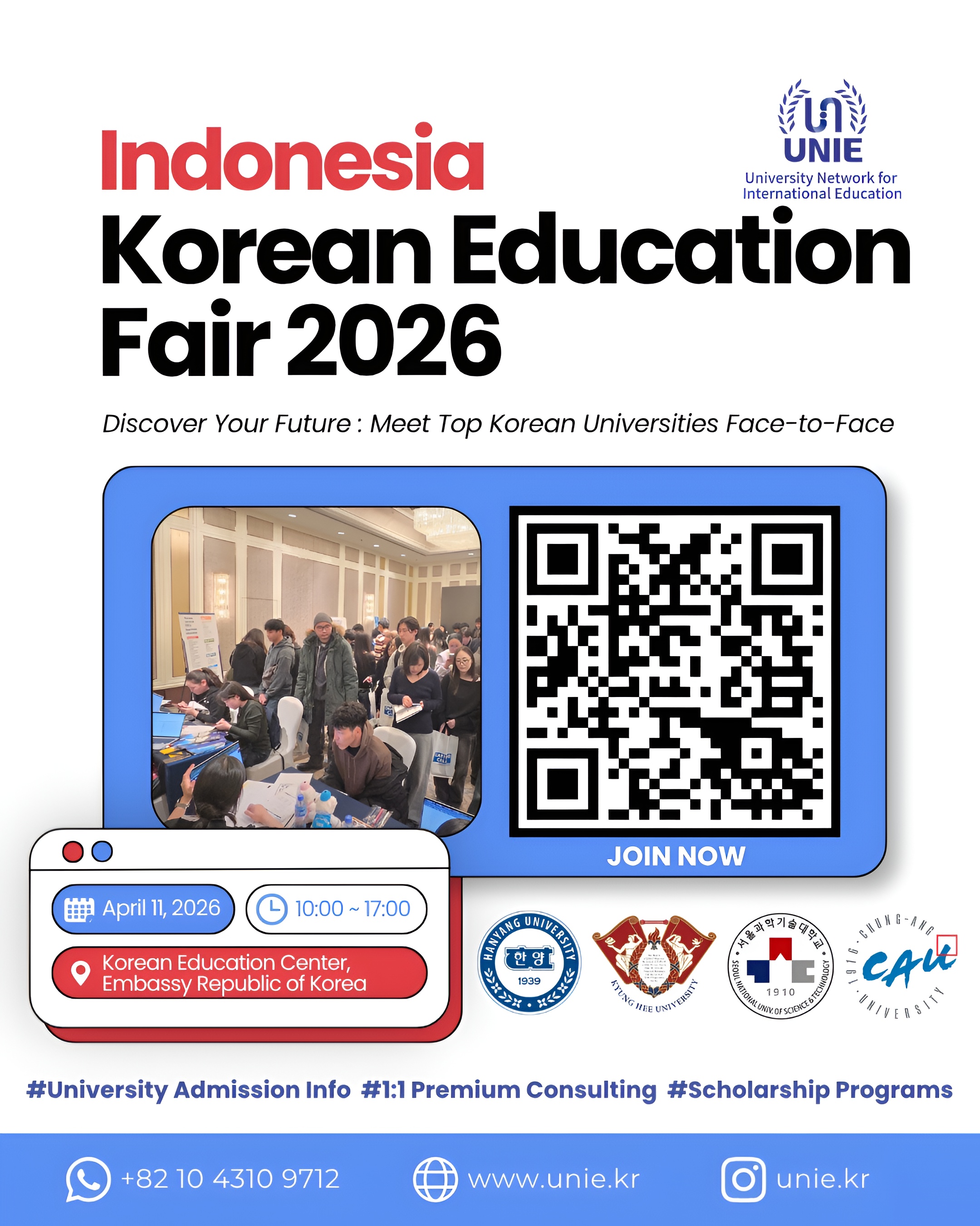 Seorang wanita muda duduk di depan laptop dan menulis di buku catatan