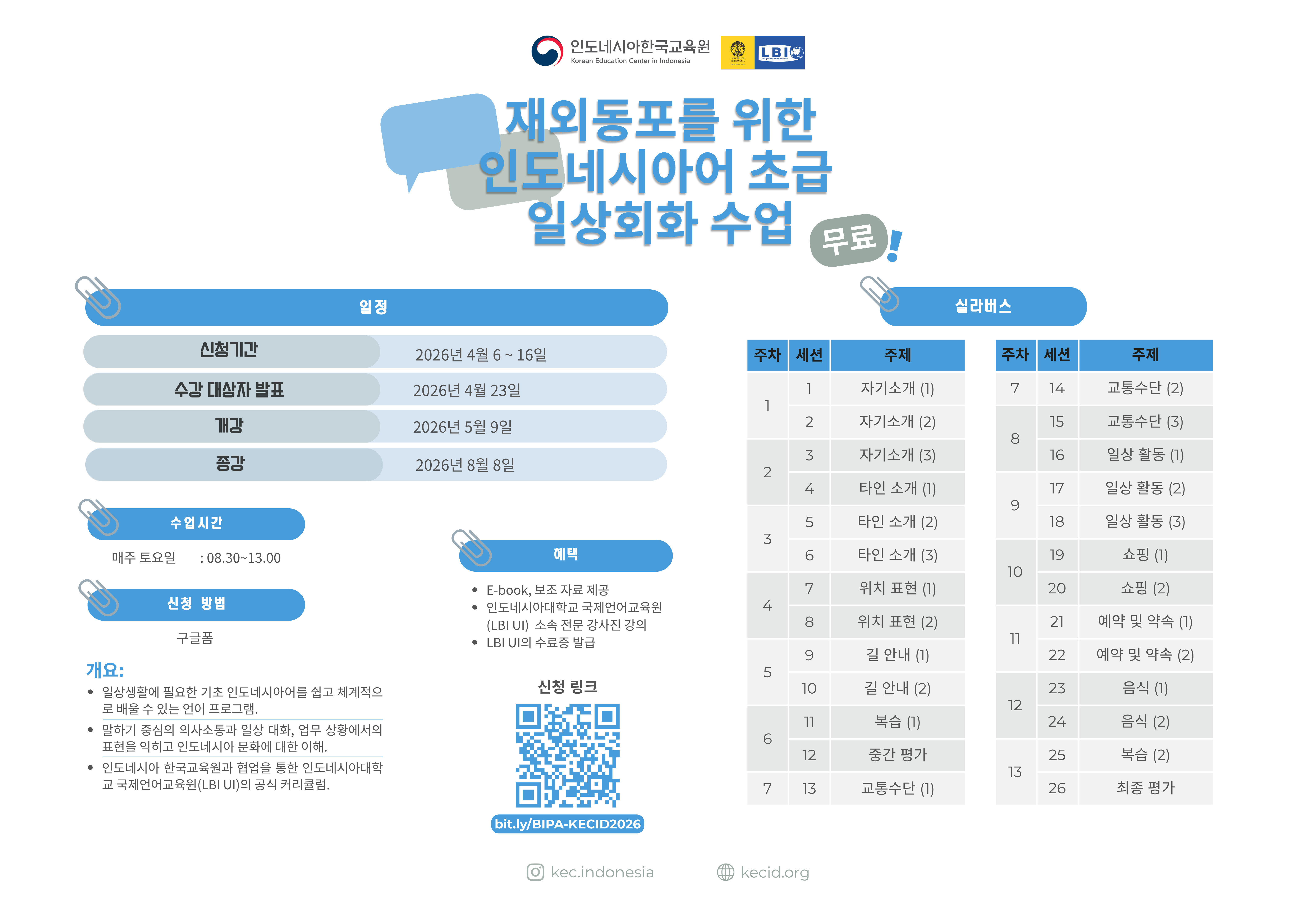 Seorang wanita muda duduk di depan laptop dan menulis di buku catatan