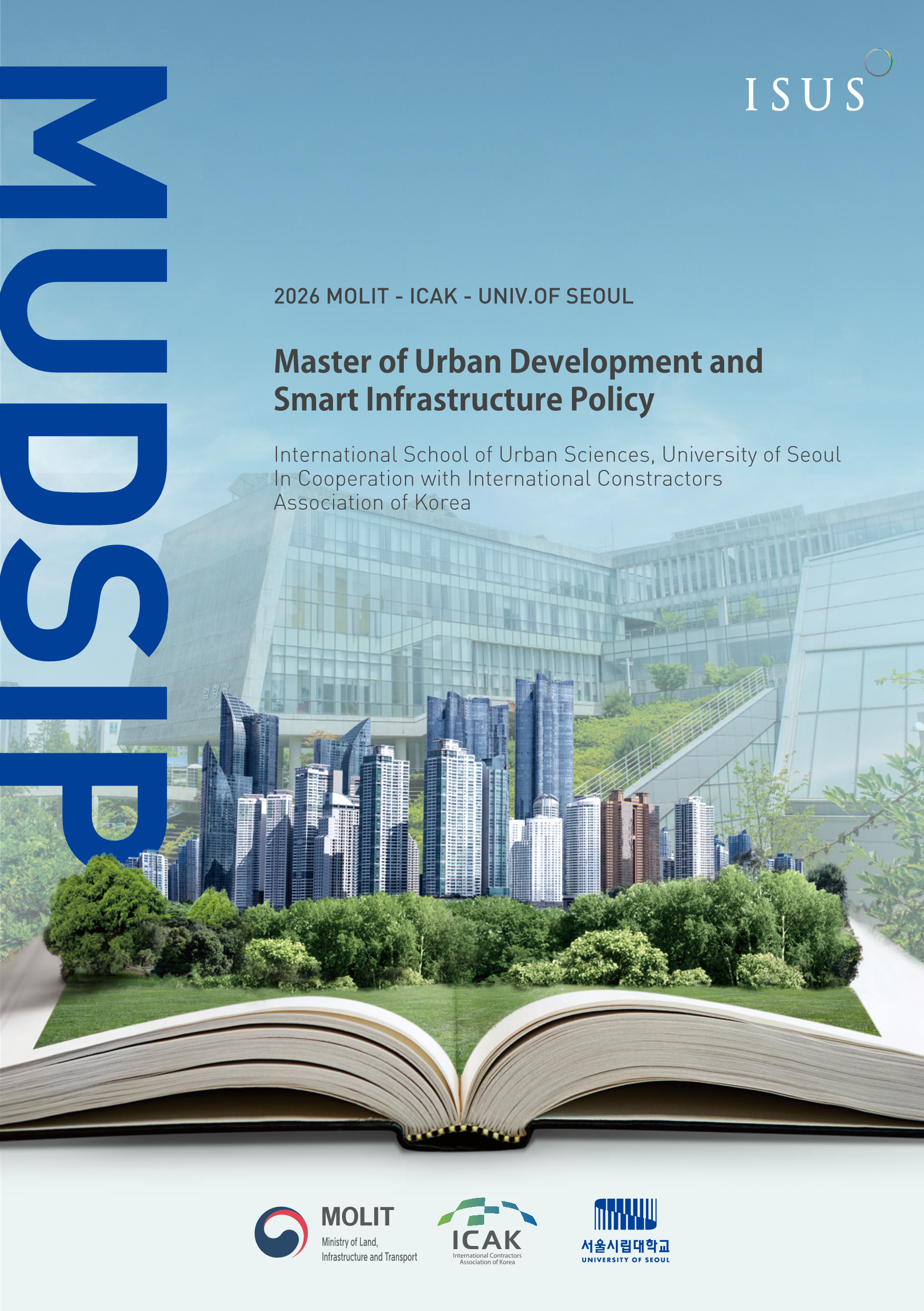 Seorang wanita muda duduk di depan laptop dan menulis di buku catatan