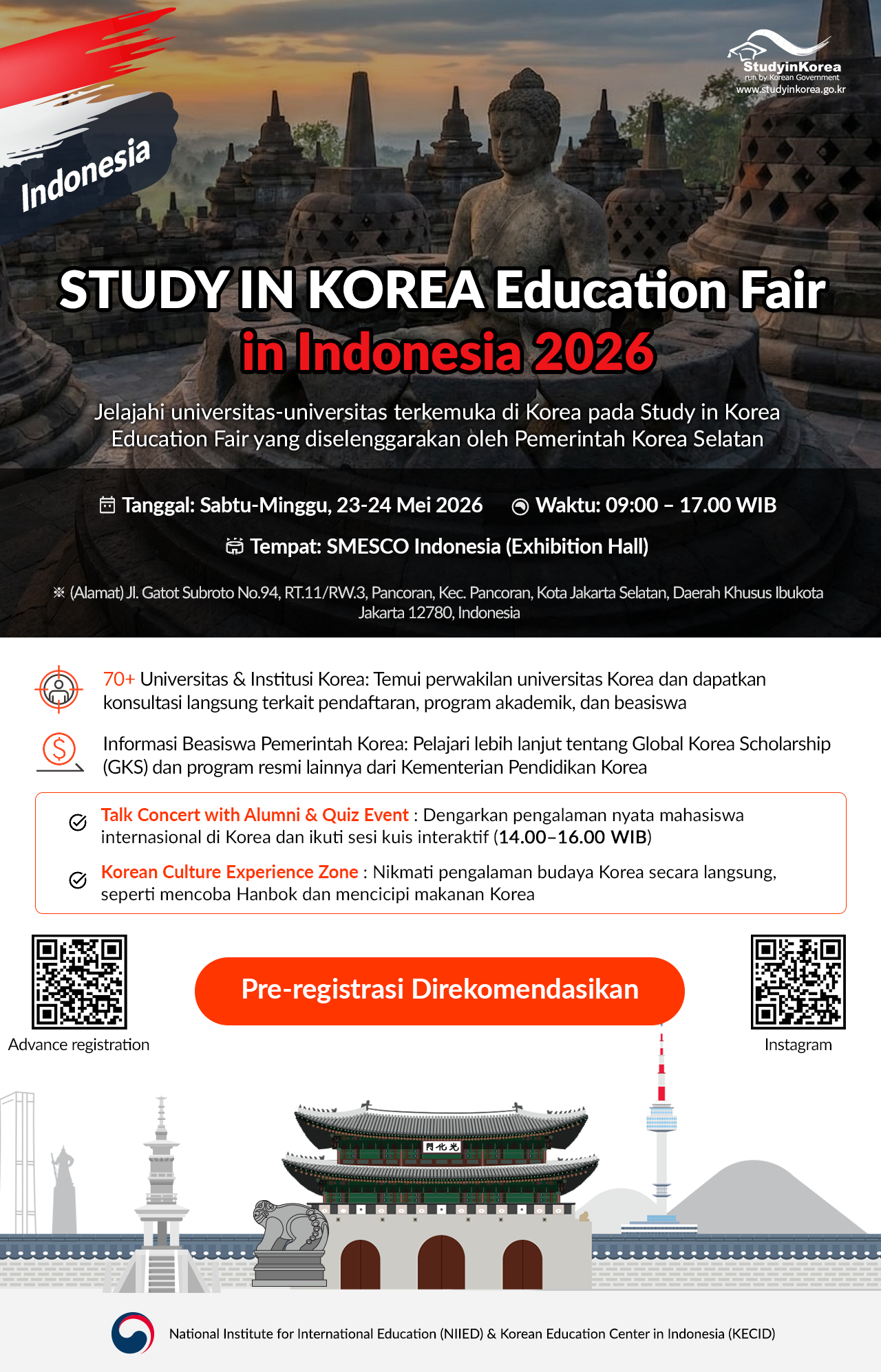 Seorang wanita muda duduk di depan laptop dan menulis di buku catatan