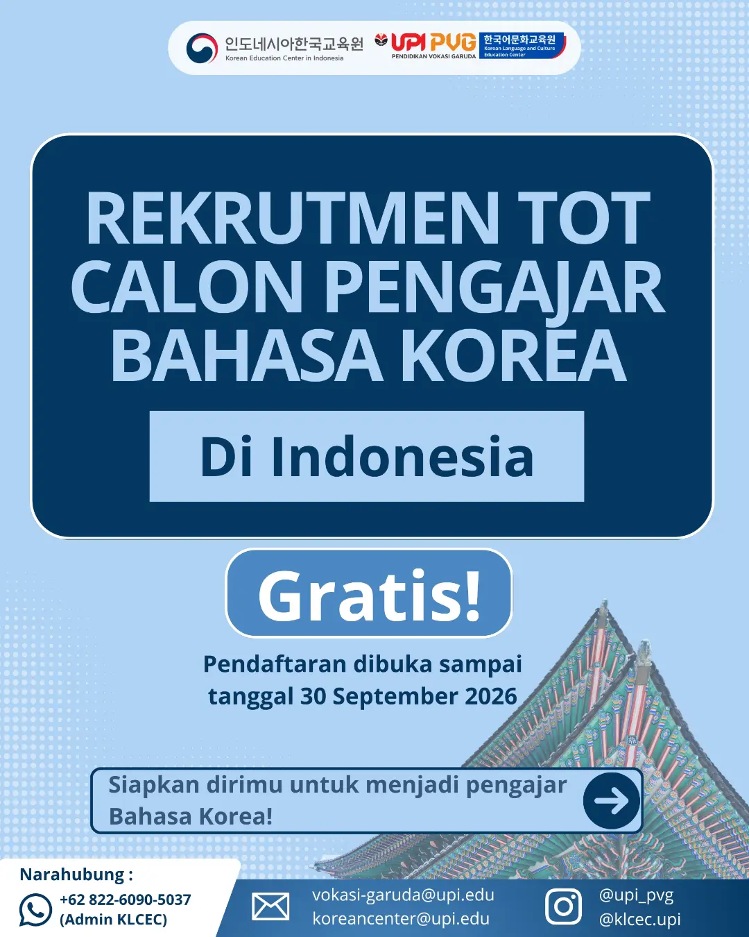 Seorang wanita muda duduk di depan laptop dan menulis di buku catatan